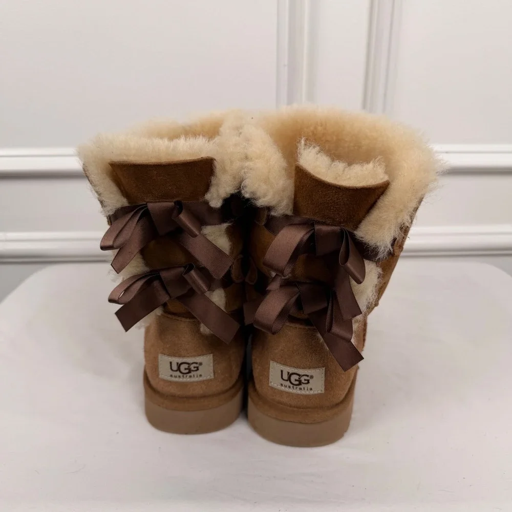 UGG Australia Bailey Bow II Chestnut Suede Sheepskin Boots 3280‎ Mens 6 Womens 8